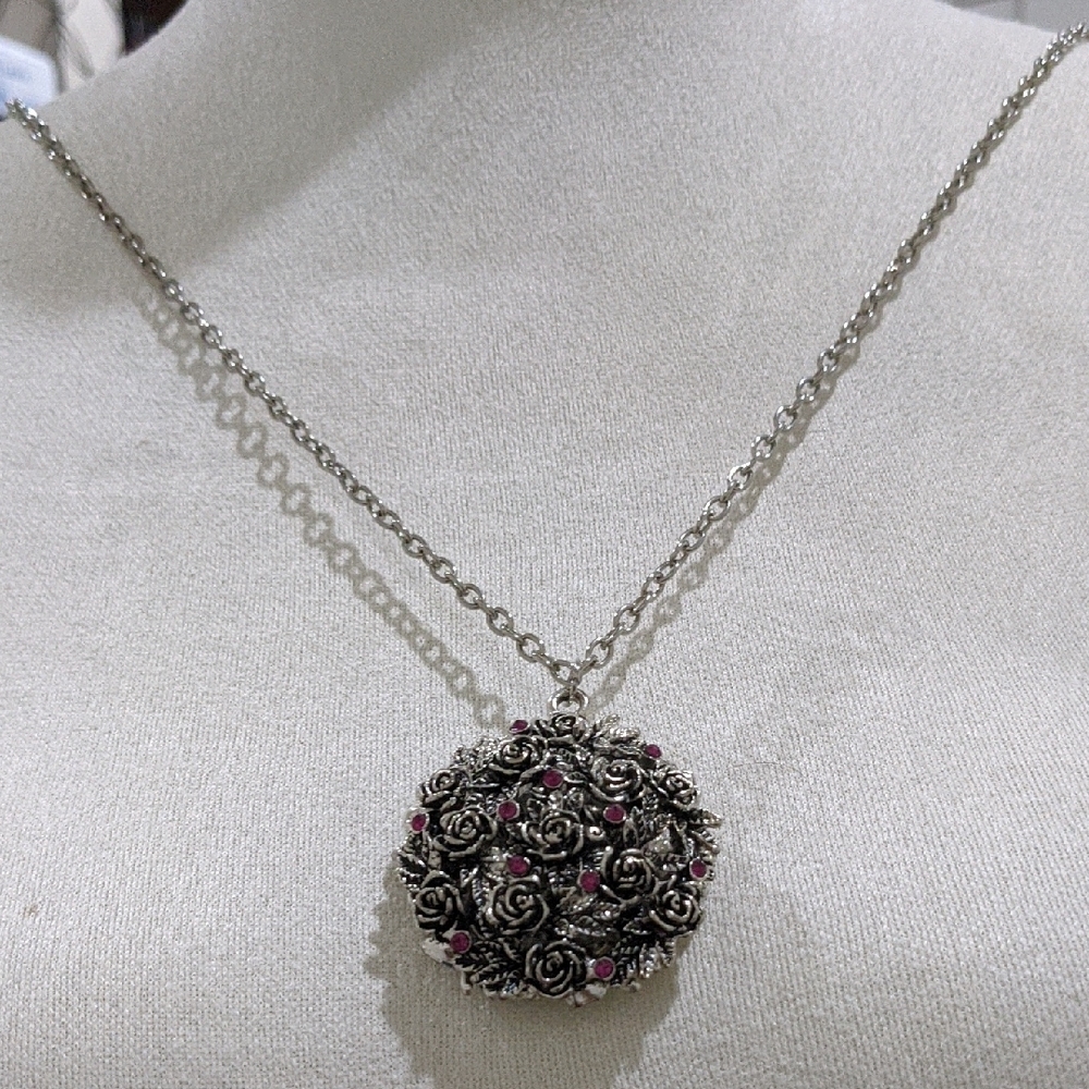 Elegant Silver Rose Pendant Necklace